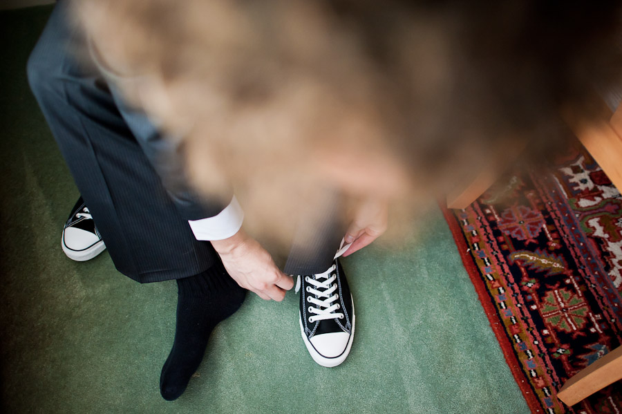 Wintergreen-Virginia-Wedding-Photography-2 Groom putting on chuck taylor's
