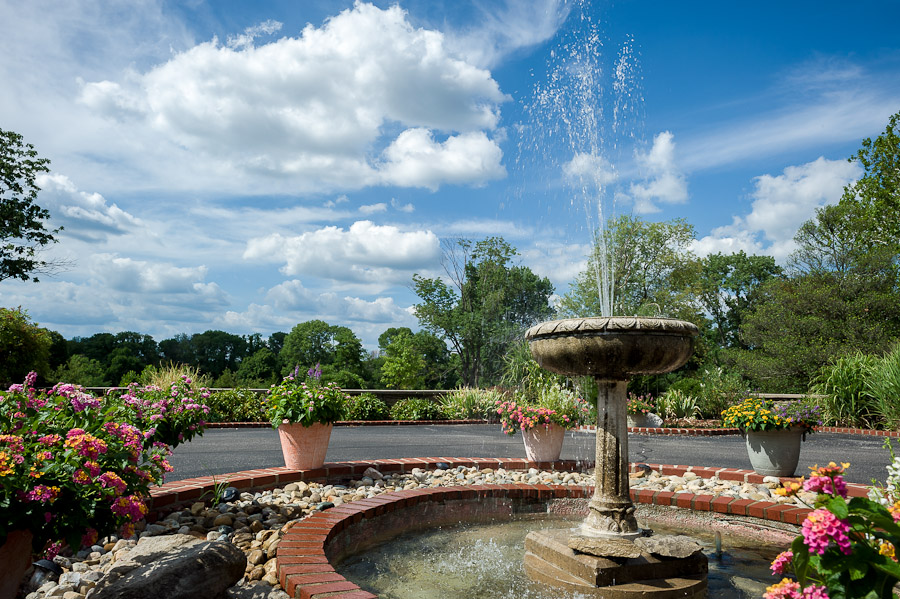 deer-park-manor-wedding-bloomington-kyle-jon-2 beautiful outdoor fountain at deer park manor in bloomington