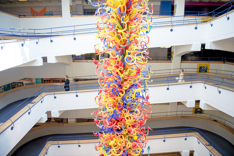 Indianapolis-Childrens-Museum-Wedding-Photography-Rebecca-Nathan-04 First look at the Indy Children's Museum in front of a Chihuly