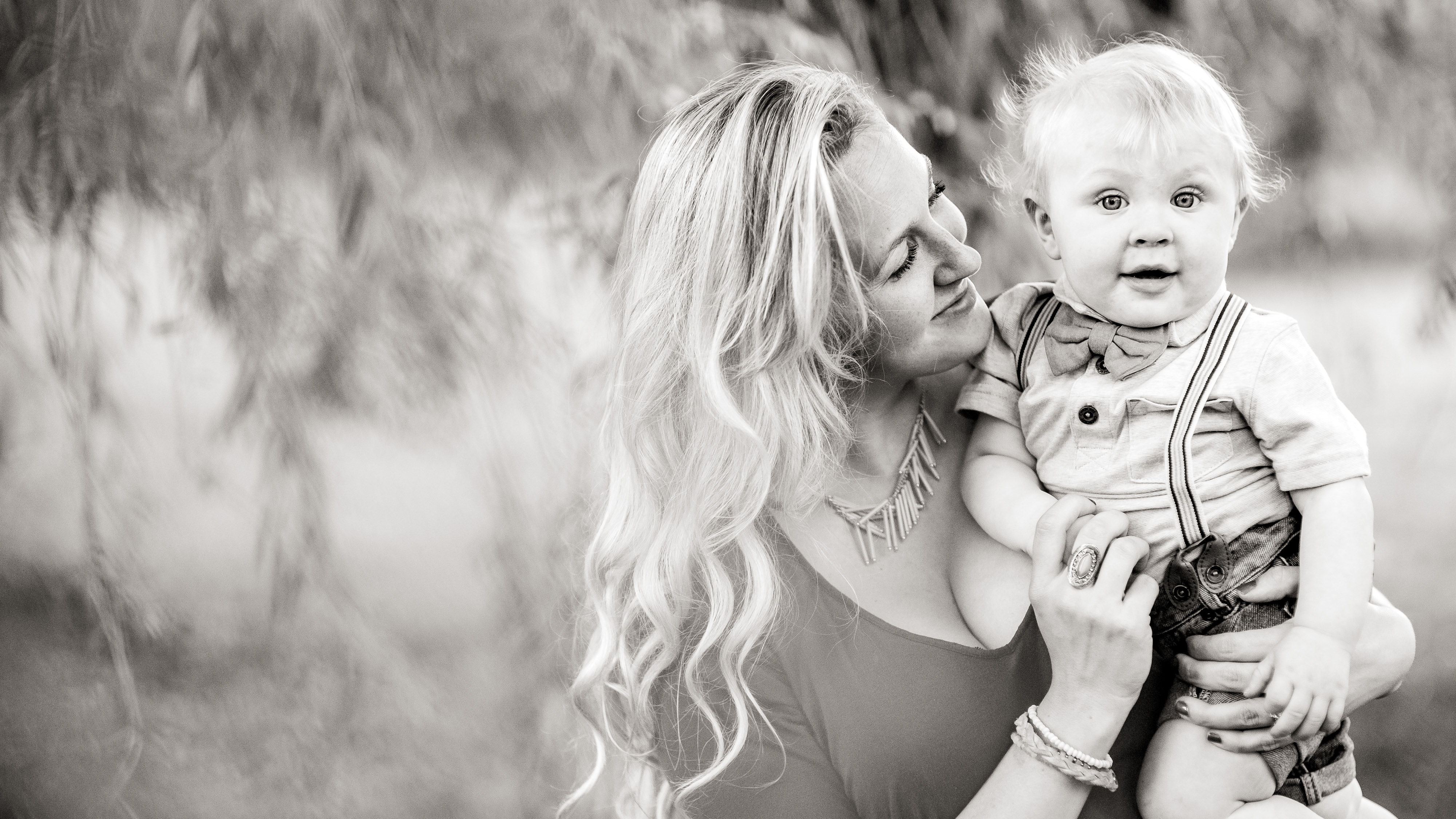 sweet moments at family photoshoot