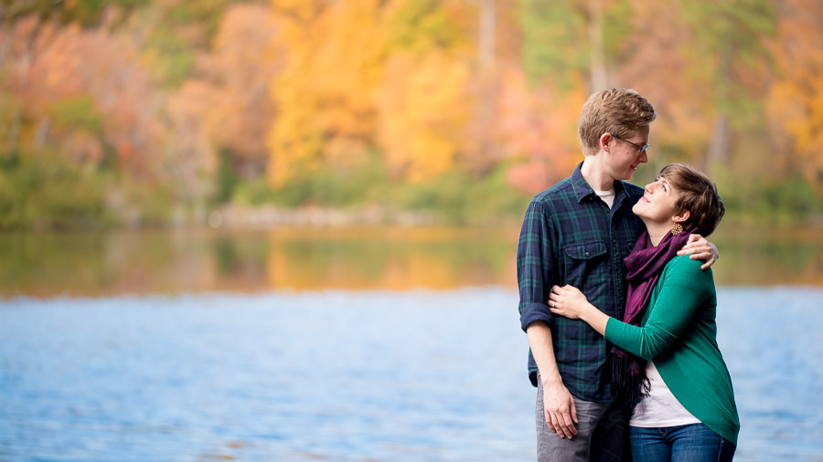 colonial-williamsburg-william-and-mary-college-engagement-photography-megan-will-05 Casual and romantic engagement photos at The College of William and Mary campus